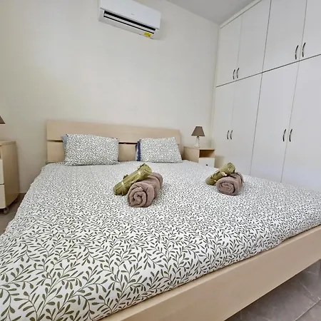 Queen Anna's Dream 1 Bedroom Пафос